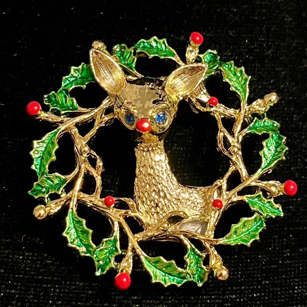 Vintage Gerry's Jewelry Brooch Pin Christmas Gold-Tone Wreath Deer Holly Berries